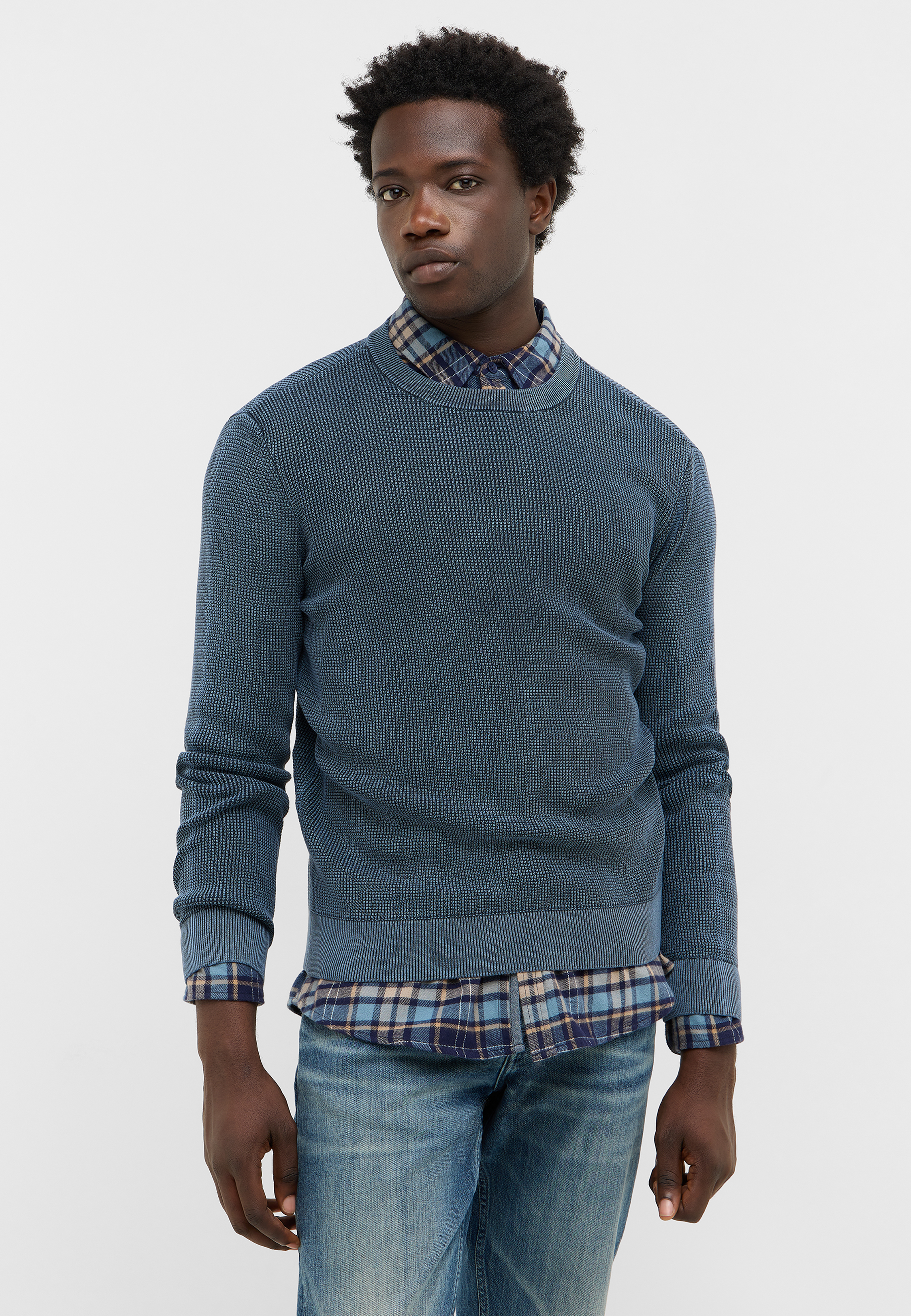 Шампан бөтелкесін оның қынапшасына тартты